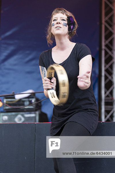 Die Schweizer Sängerin und Musikerin Anna Aaron live beim Blue Balls Festival Pavillon am See in Luzern  Schweiz  Europa