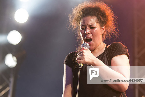 Die kanadische Sängerin Kinny live beim Blue Balls Festival Pavillon am See in Luzern Schweiz Europa