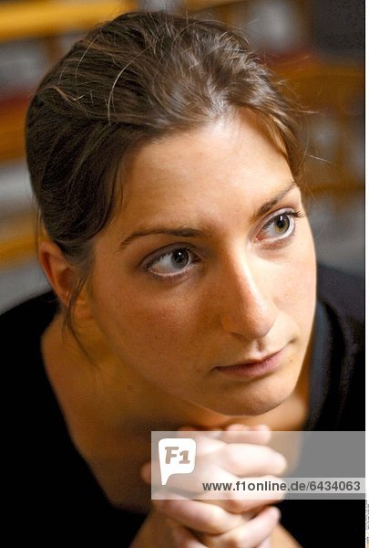 Eine junge Frau beim Gebet