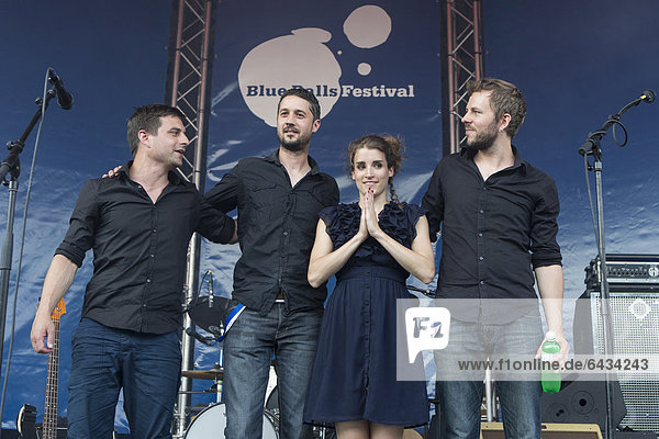 Die Schweizer Singer-Songwriterin Lina Button mit Band live beim Blue Balls Festival  Pavillon am See in Luzern  Schweiz  Europa