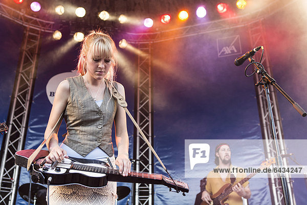 Sängerin und Gitarristin Megan Lovell von der US- Geschwisterband Larkin Poe live beim Blue Balls Festival  Pavillon am See in Luzern  Schweiz  Europa