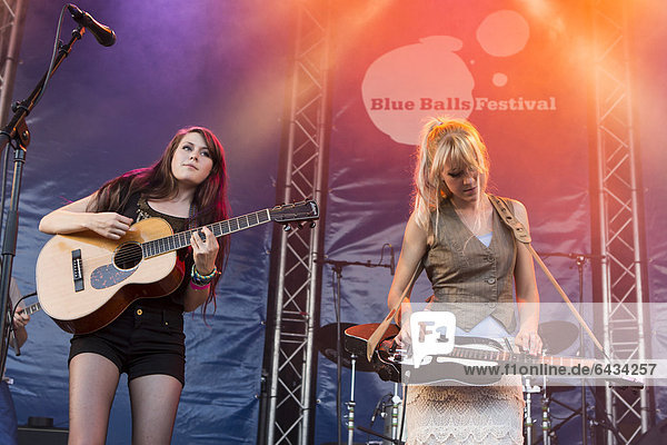 Rebecca und Megan Lovell von der US-Geschwisterband Larkin Poe live beim Blue Balls Festival  Pavillon am See in Luzern  Schweiz  Europa