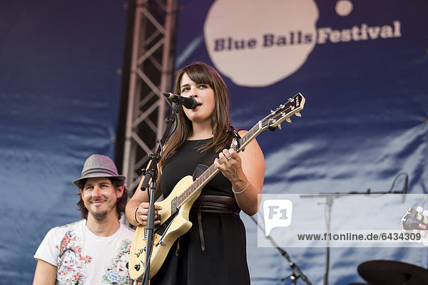 Die US-Singer-Songwriterin Lizzy Loeb live beim Blue Balls Festival Pavillon am See in Luzern  Schweiz  Europa