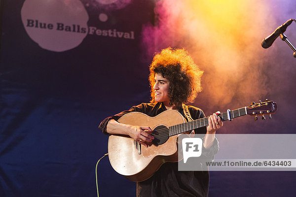 Die britische Singer-Songwriterin Karima Francis live beim Blue Balls Festival Pavillon am See in Luzern  Schweiz  Europa