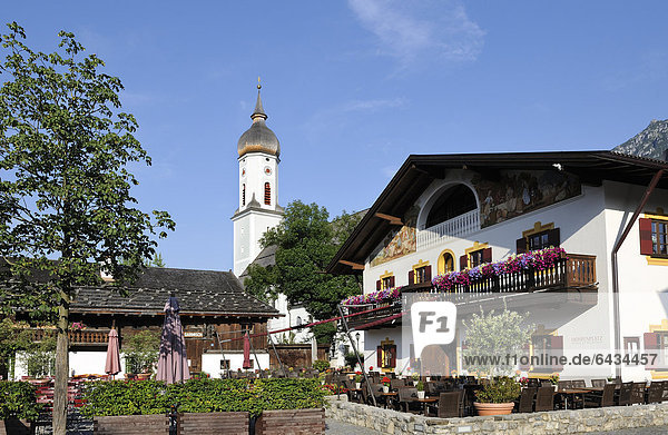 Morenplatz mit Pfarrkirche Sankt Martin  Ortsteil Garmisch  Garmisch-Partenkirchen  Werdenfelser Land  Oberbayern  Bayern  Deutschland  Europa  ÖffentlicherGrund