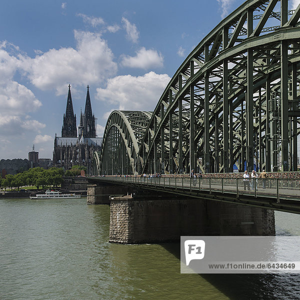 Blick über den Rhein auf Kölner Dom und Hohenzollern-Brücke  Köln  Nordrhein-Westfalen  Deutschland  Europa