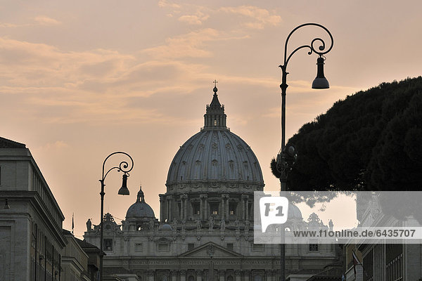 Kuppel des Petersdoms in der Abenddämmerung  Rom  Italien  Europa