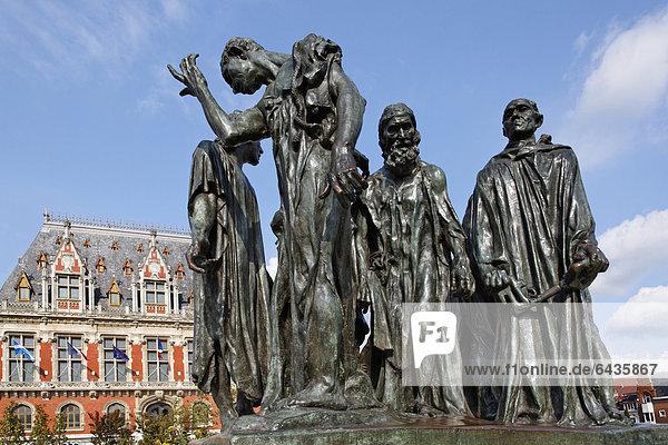 Plastik von Auguste Rodin  Die Bürger von Calais  auf dem Place de líHÙtel de Ville in Calais  Region Nord-Pas-de-Calais  Frankreich  Europa