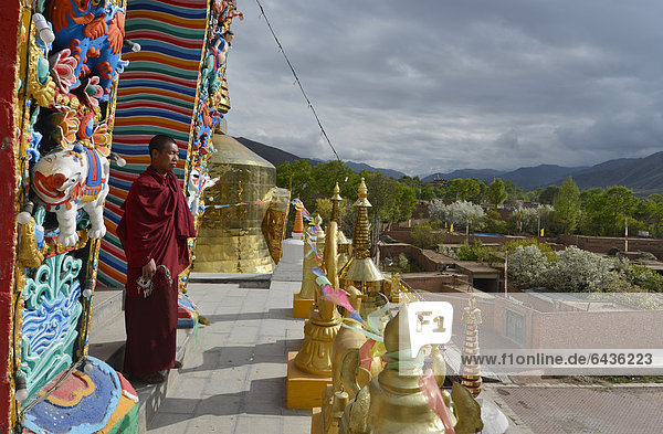 streichen streicht streichend anstreichen anstreichend fünfstöckig Buddhismus China Tibet Stupa Asien vergoldet Kloster Mönch neu