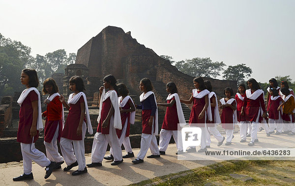 Ziel Ausgrabungsstätte Ruine Besuch Treffen trifft wichtig fünfstöckig Buddhismus Indien indische Abstammung Inder antik Asien Bihar Wallfahrt Universität