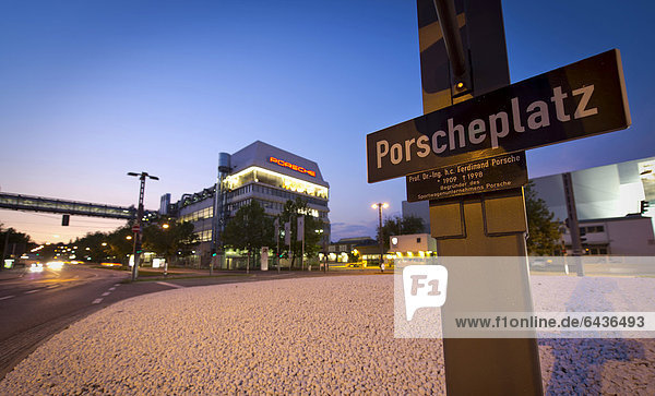 Straßenschild Porscheplatz  Porsche Zentrum  Porsche Firmenzentrale  Zuffenhausen  Stuttgart  Baden-Württemberg  Deutschland  Europa