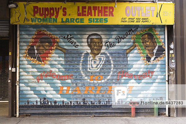 Bemalter Rollladen eines Bekleidungsgeschäfts in Harlem  West 125th St.  Nelson Mandela hält die Porträts von Malcolm X und Martin Luther King in die Höhe. Aufschrift: SHARE THE DREAM... WELCOME TO HEAVENLY HARLEM  New York City  New York  USA  Nordamerika