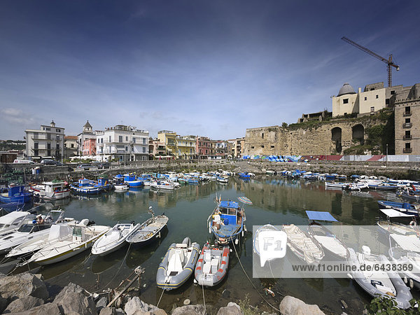 Hafen von Pozzuoli  Kampanien  Süditalien  Italien  Europa  ÖffentlicherGrund