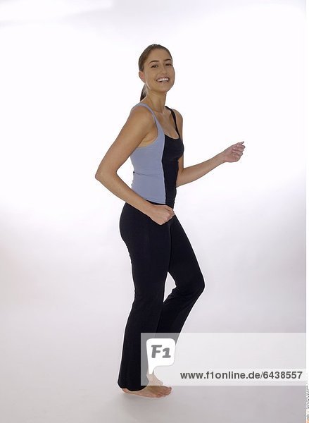 Eine junge Frau hält sich fit
