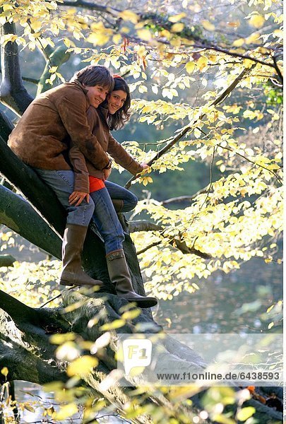 Junges Paar bei einem Herbstspaziergang