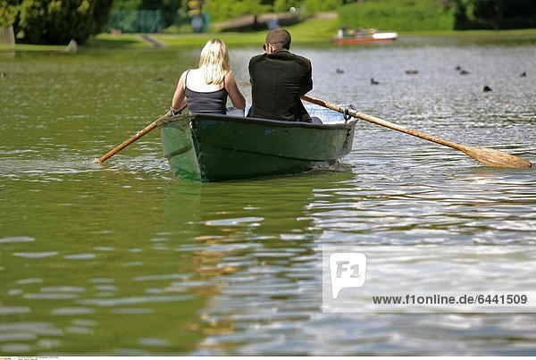 Paar auf einem See