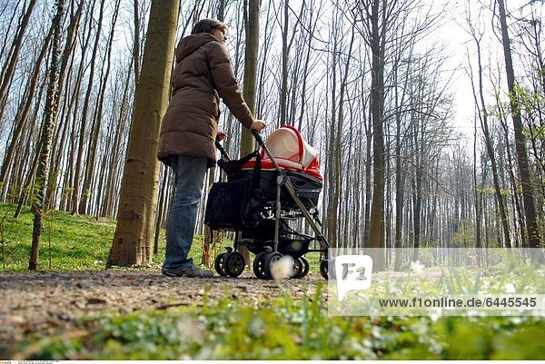 Eine Frau geht mit ihrem Baby spazieren