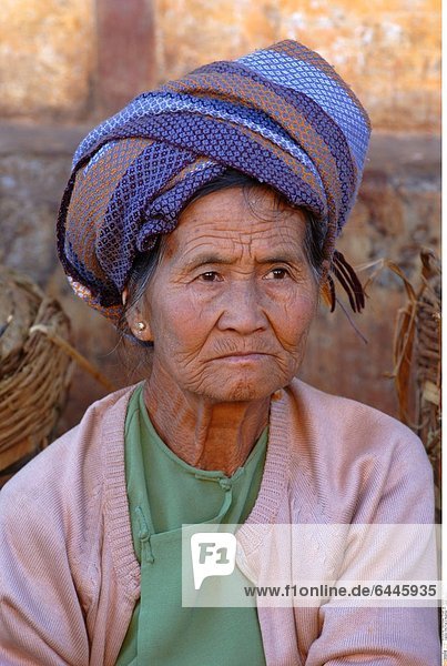 Alte Frau in Myanmar *** Local Caption ***