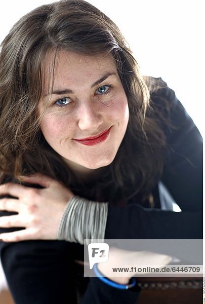 Portrait eines Teenagermädchens mit charmantem Lächeln