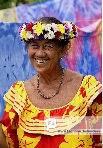 Einheimische Frau mit buntem Blumenkranz auf Bora Bora Französisch-Polynesien Portrait image of a Polynesian woman with flower hair decoration in Bora Bora French Polynesia. *** Local Caption ***