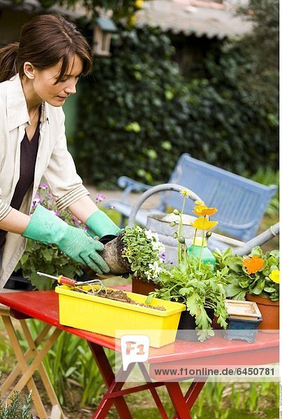 Junge Frau bei der Gartenarbeit