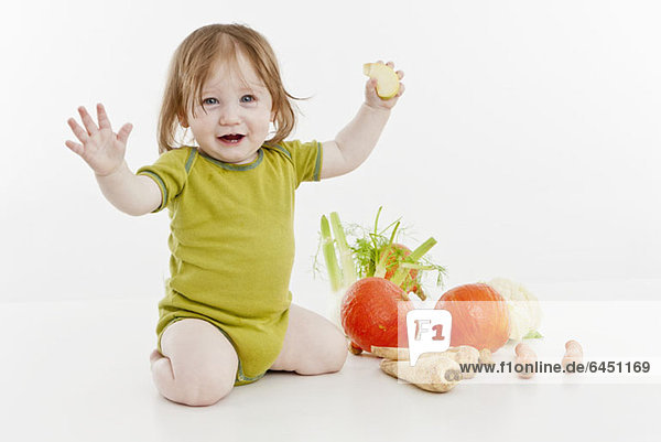 Ein kleines Mädchen mit Gemüse