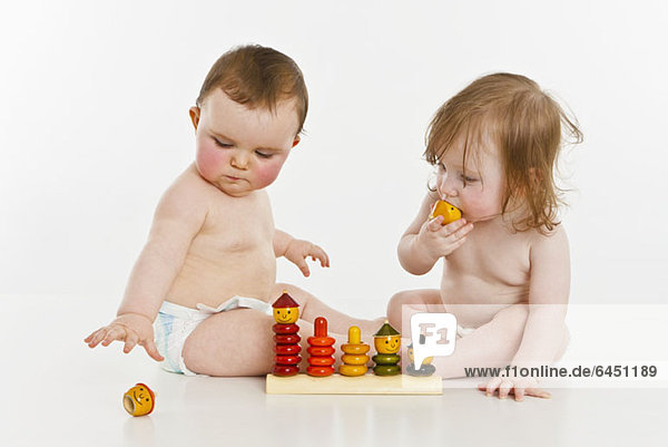 Zwei kleine Mädchen spielen zusammen