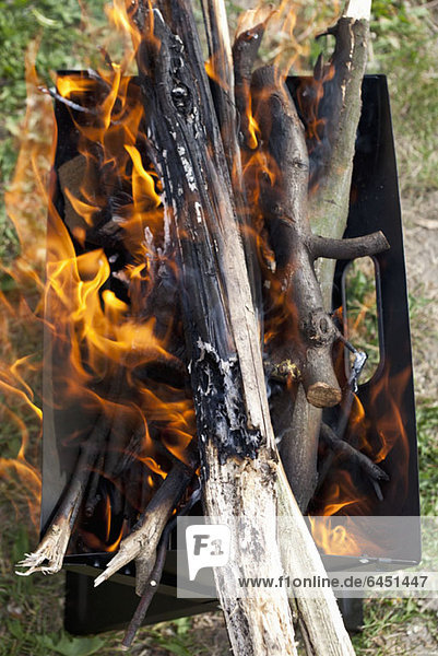 Holzverbrennung beim Grillen