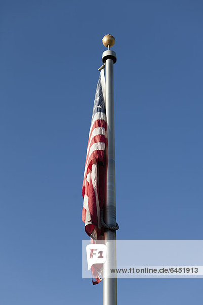 Eine amerikanische Flagge  die herunterhängt.