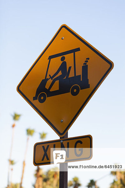 Ein Schild für die Überquerung von Golfwagen