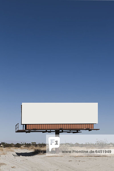 Eine leere Reklametafel in einer Wüste