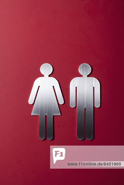 Weibliche und männliche Toilettenschilderfiguren nebeneinander