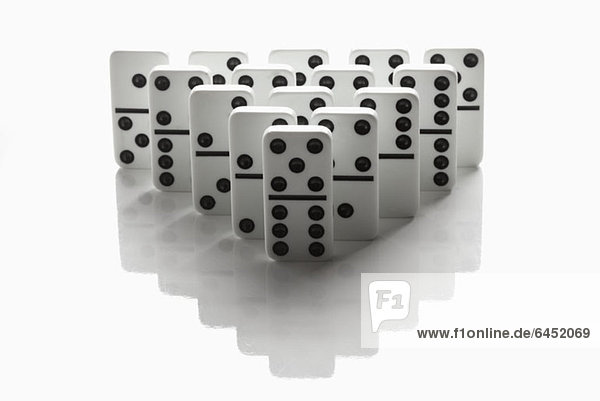 Domino in Form eines Dreiecks angeordnet