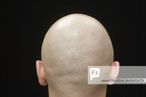 Rückansicht des rasierten Kopfes eines Mannes