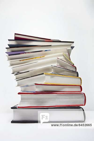 Verschiedene Hardcover-Bücher in einem Spiralstapel angeordnet