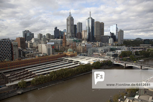 Stadtbild von Melbourne mit Flinders Street Station und dem Yarra River