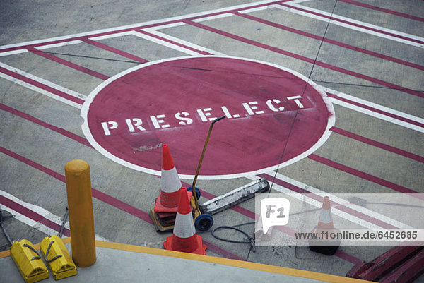Straßenmarkierung'Preselect' auf der Start- und Landebahn des Flughafens