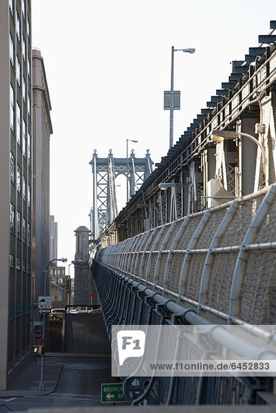 Outer barrier of Manhattan Bridge with road below