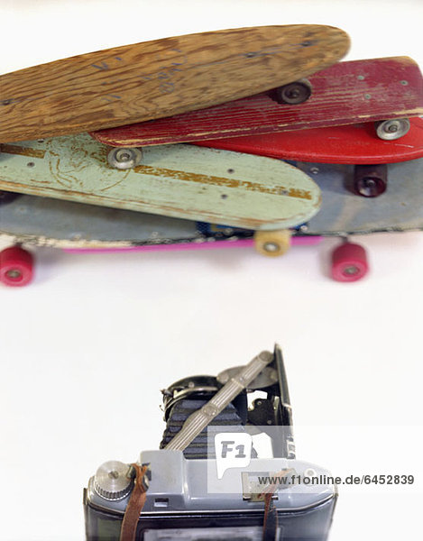 Eine Großformatkamera und Skateboards in einem Fotostudio