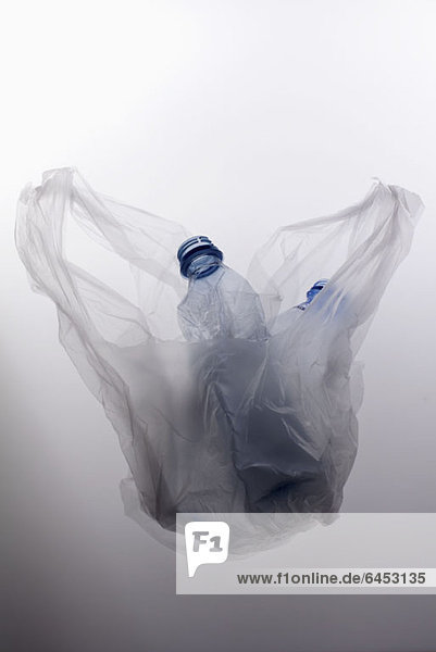 Ein Plastikbeutel mit zwei leeren Plastik-Wasserflaschen