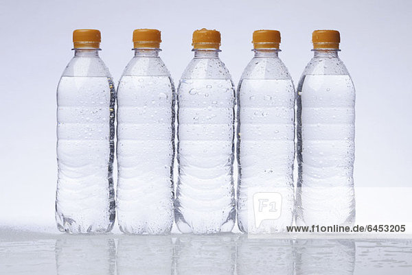 Eine Reihe von fünf Vollkunststoff-Wasserflaschen in einer Reihe