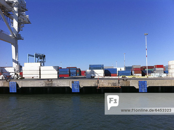 Frachtcontainer im Hafen von Oakland  Kalifornien  USA