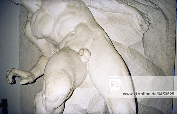 Statue des nackten Mannes im griechischen Stil