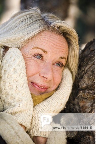 Eine Frau im Winter in der Natur