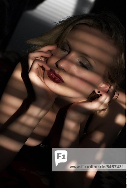Junge Frau *** Local Caption ***