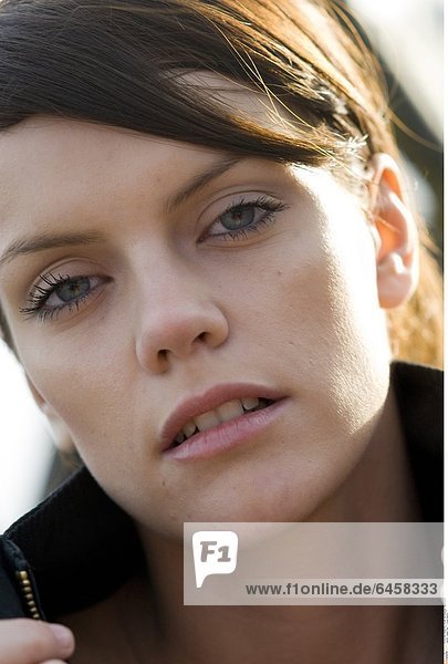 Junge Frau *** Local Caption ***