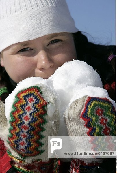 Eine Frau mit Schneebällen