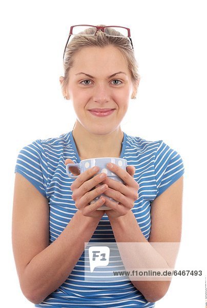 Junge Frau trinkt Tee