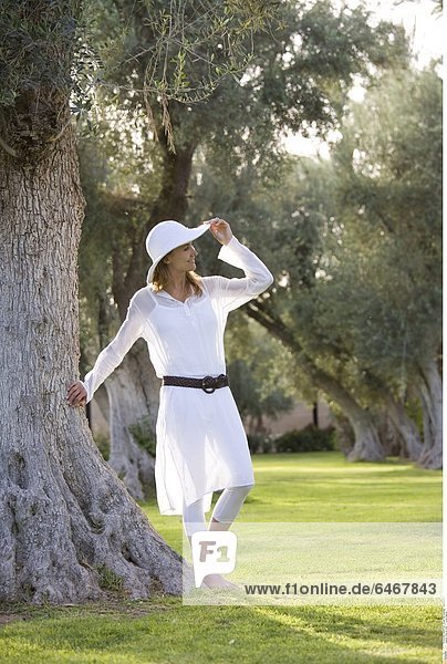Frau im Park *** Local Caption ***