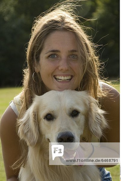 Junge Frau mit ihrem Hund